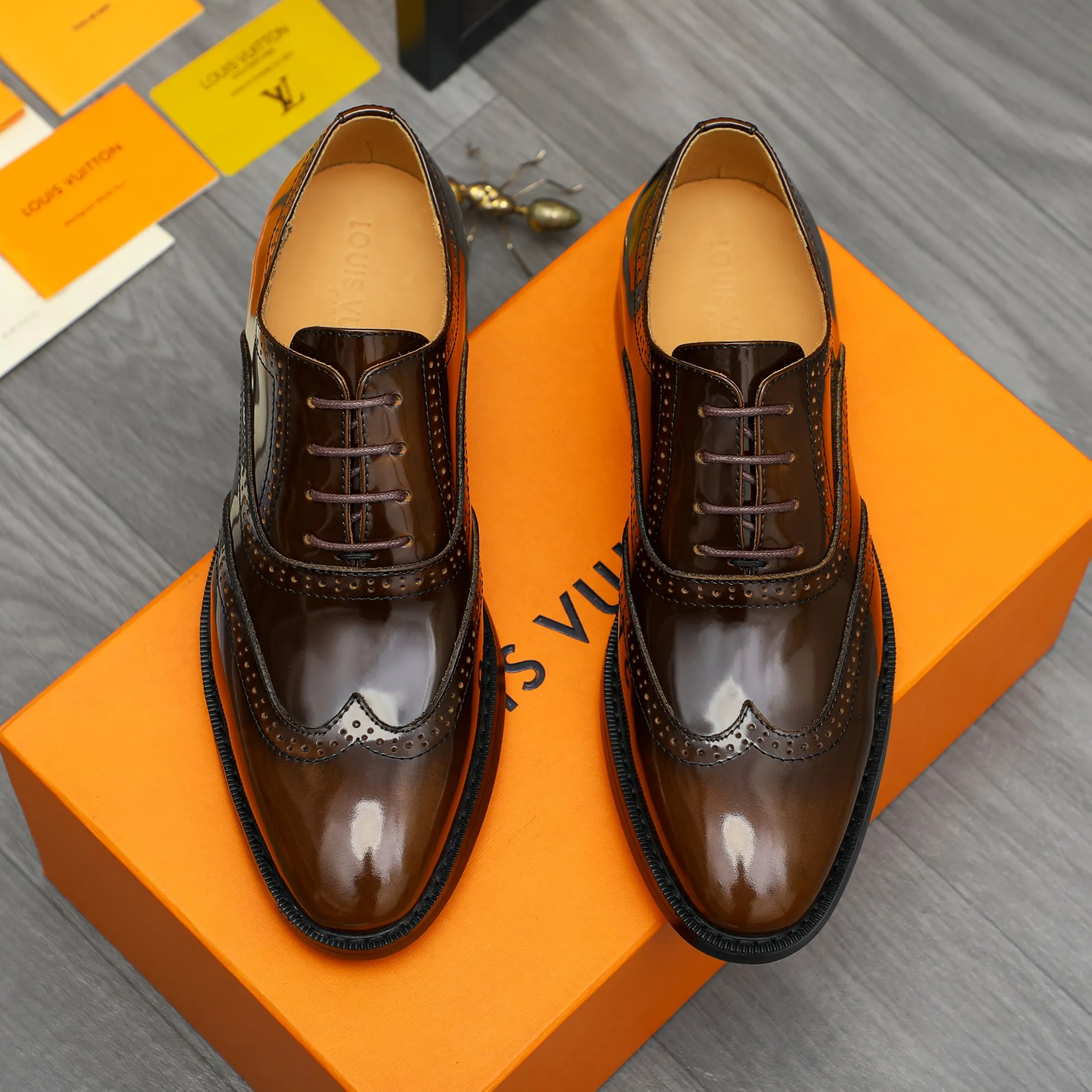Men's shoes 💰500 Product trademark: LV "Louis Vuitton" business formal leather shoes Regular size: 39-45 (.45 customization is non-returnable) Product materials: Selected color-brushed pearlescent cowhide upper, cowhide lining, original rubber outsole
